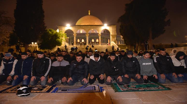 مواطنون يؤدون صلاتي العشاء والتراويح في المسجد الاقصى المبارك